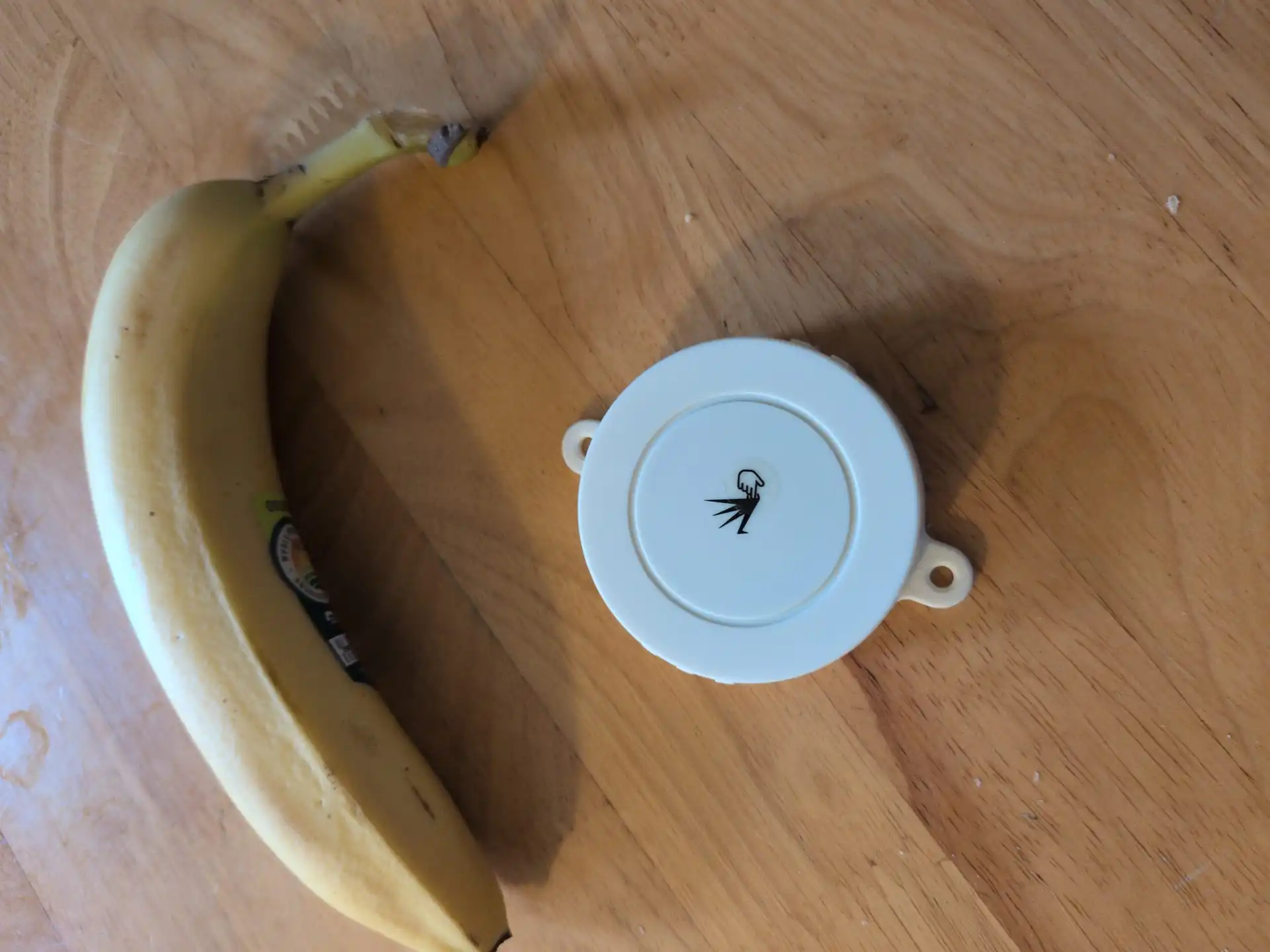 https://blog.matthewbrunelle.com/content/images/size/w1920/2025/10/feasy_FSC-BP104D_ble_beacon_with_banana_for_scale-1.jpg